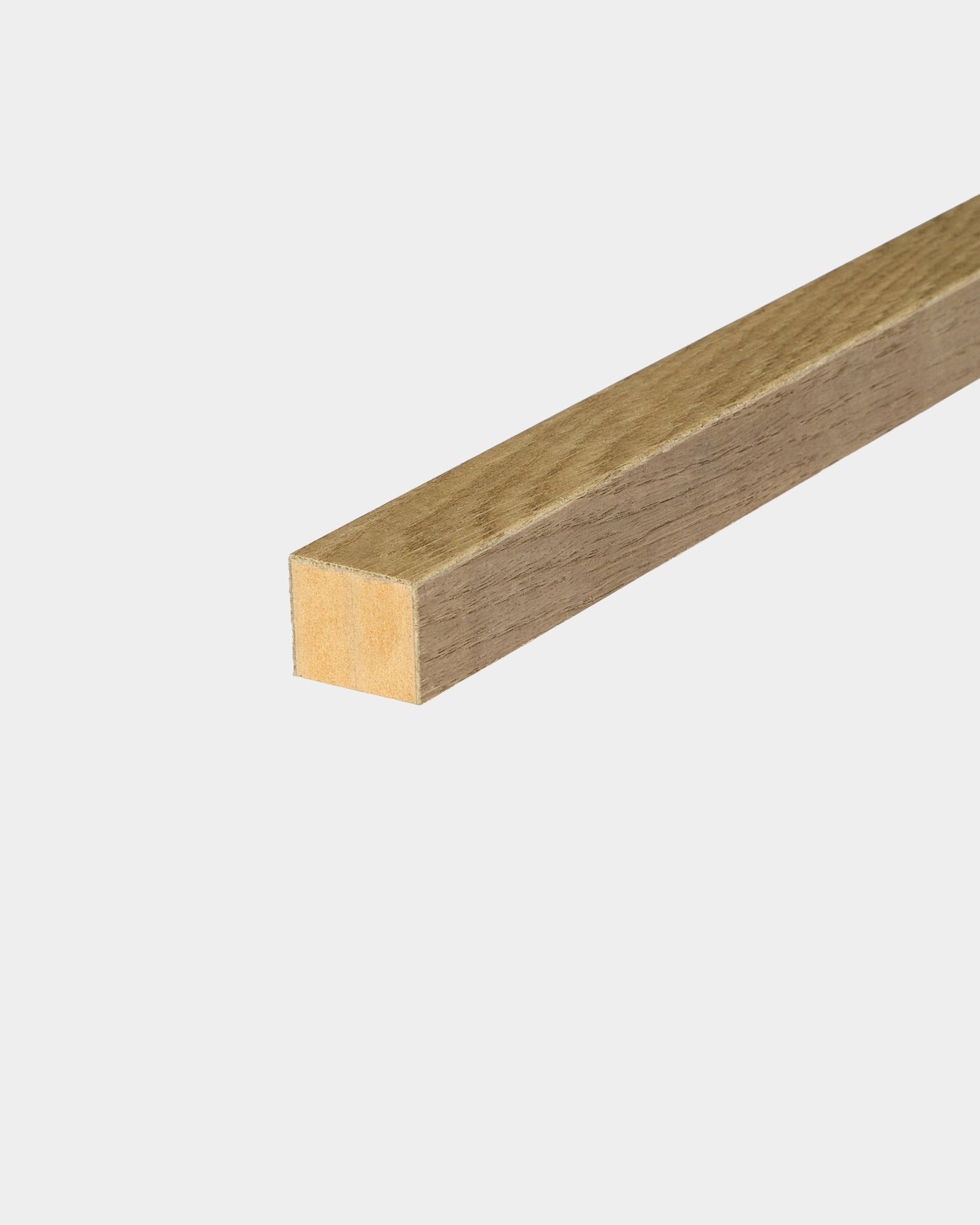 WoodUpp End Lamella in Rustic Grey Oak, 2,2 cm breed, schuin afgewerkt op een witte achtergrond; ontworpen als accessoire voor installaties met Akupanel Akoestisch paneel of MDF-panelen.